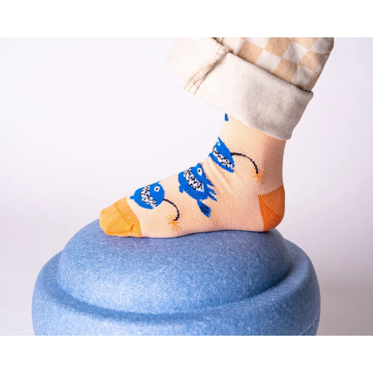 Kind trägt Kindersocken ANGLERFISCH von Thomas Jakobson