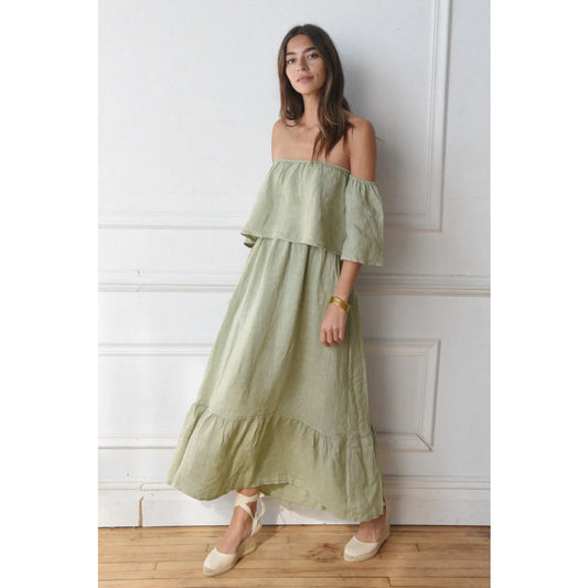 Fließendes maxikleid salbei aus leichtem leinen mit schulterfreiem design ideal für ökologische baby- und kinderprodukte