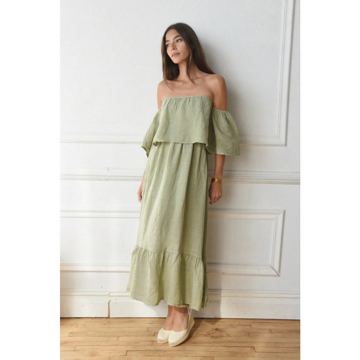 Weiches salbeigrünes off-shoulder maxikleid mit stufenrüschen aus leichtem leinen für ökologische baby- und kinderprodukte