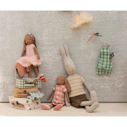 Weiches beige Stoffkaninchen mit langen Ohren und gestreiftem Shirt, Kleid Größe 3