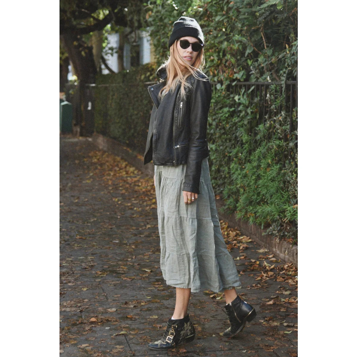 Schwarze leder-motojacke mit silbernen reißverschlüssen und hohem kragen von kleid mara eucalyptus ideal für ökologische