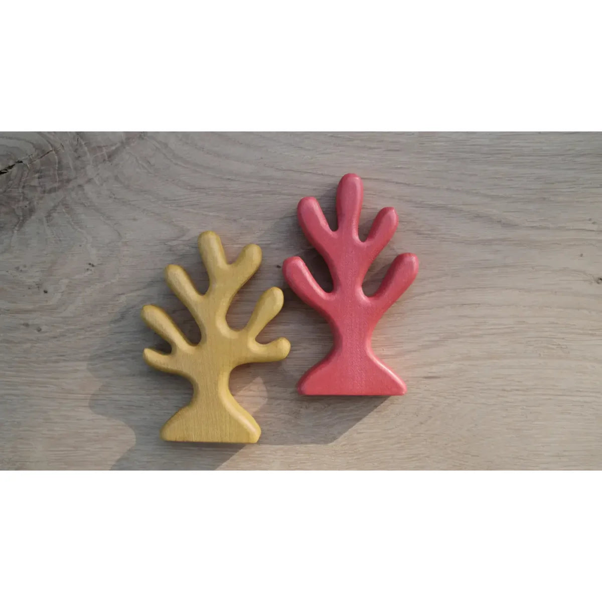 Zwei Holz-Korallen-Spielzeuge, gelb und pink, Koralle Gelb