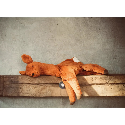 Oranger Plüschfuchs auf einem Holzbalken, Teil des Kuscheltier Reh groß Sortiments