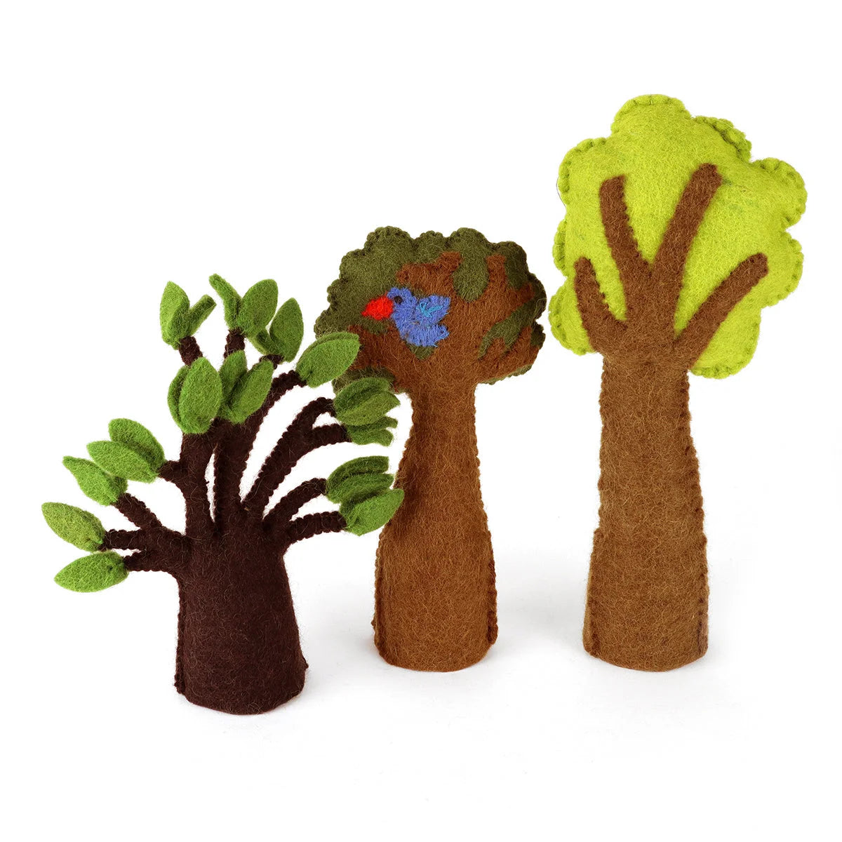 Drei filzfingerpuppen laubbäume mit braunen stämmen und grünen blättern, eine mit blauem vogel, 6 stk. set