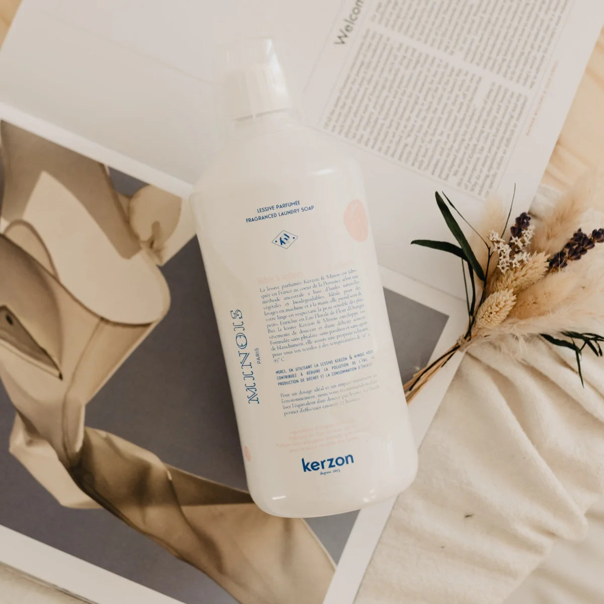Weiße plastikflasche kerzon parfümiertes waschmittel mit weißem pumpspender und minimalistischer etikettierung 1000 ml