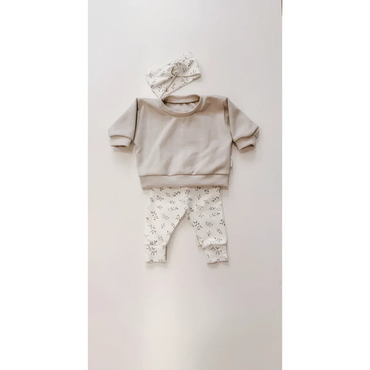 Baby outfit mit beigem Sweatshirt, Blumenleggings und passendem Kopfband im Loose fit Pants | leaves