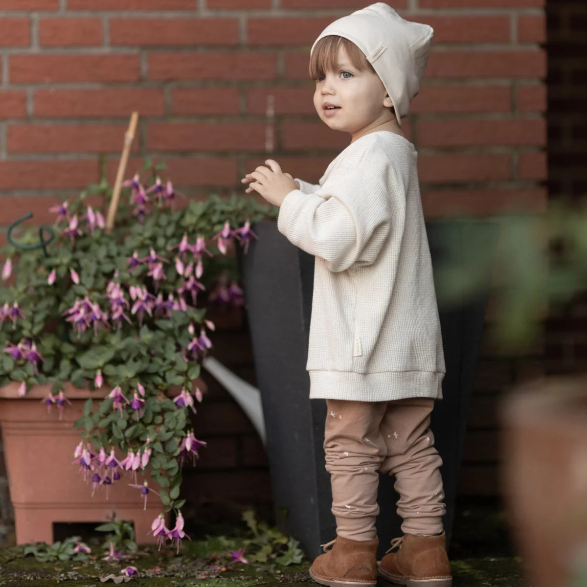 Cremefarbene Hoodie mit braunen Stiefeln und pinken Hosen, Größe 2T