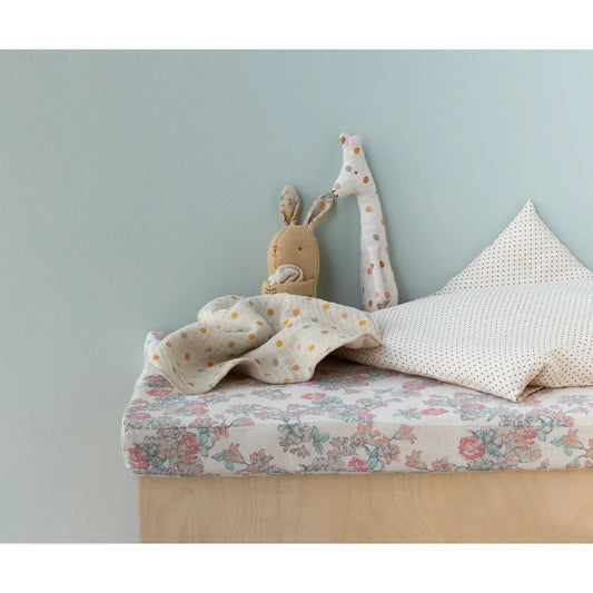 Floral gemustertes wickeltischauflage in cremegelb von lullaby friends hase mini ideal für nachhaltige babykleidung schweiz