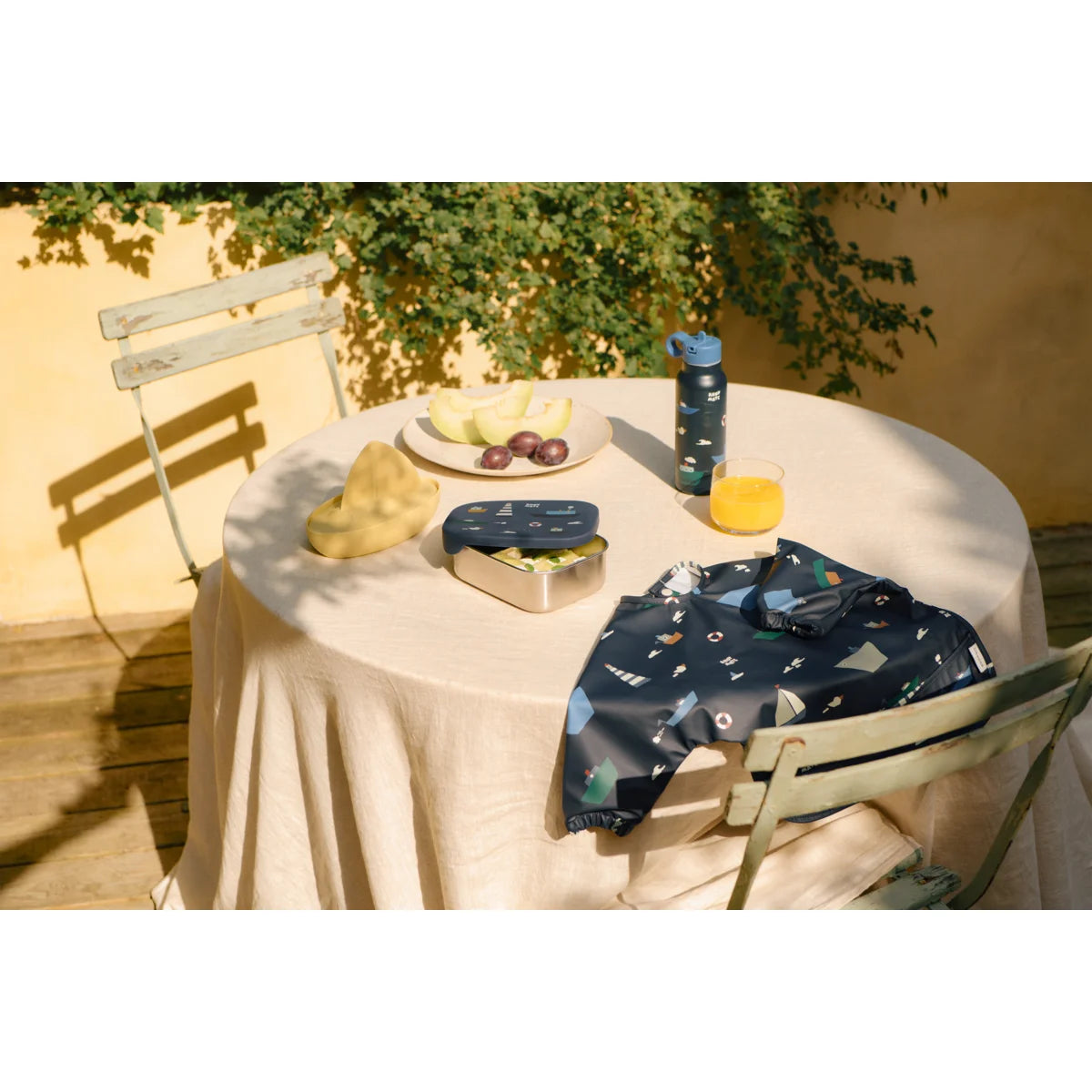 Navyblaue Muster-Wasserflasche mit hellblauem Deckel und weißen Geometrien im Lunchbox Arthur Sailing Classic navy