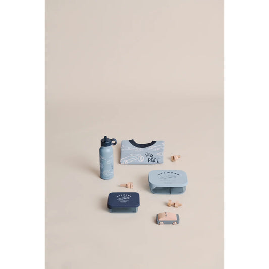 Lichtblauer metallic wasserflasche aus tritan mit schwarzem schraubverschluss und griff für lunchbox tritan ako race car