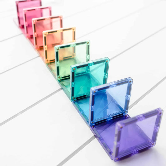 Regenbogenfarbige, transparente Acrylwürfel in diagonaler Anordnung für Magnetbausteine