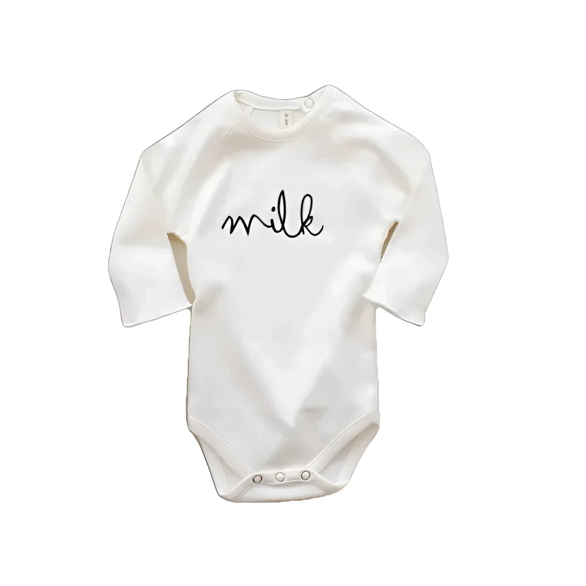 Weiße Baby-Bodys mit Milch in geschwungener Schrift auf der Vorderseite