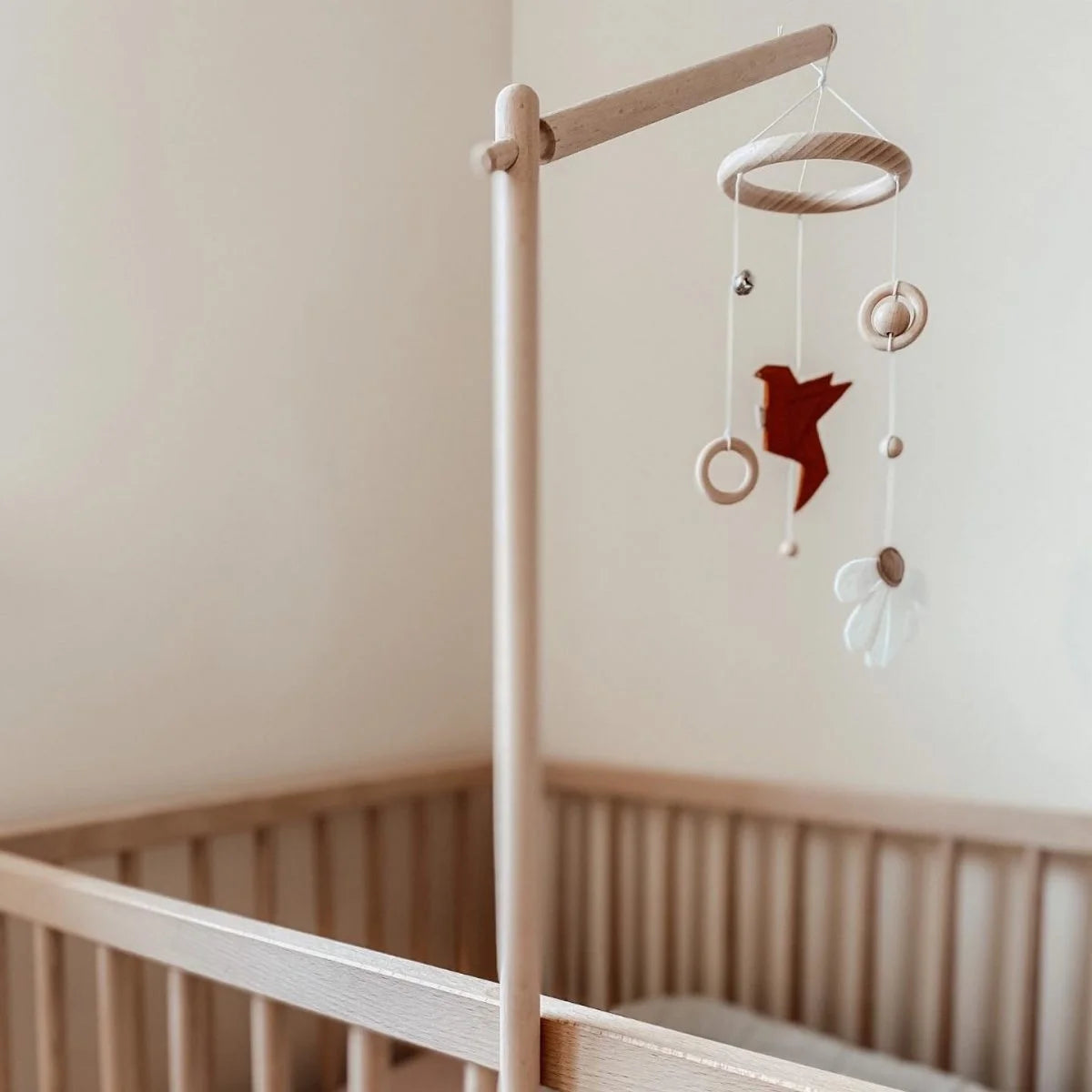 Babybett mit hängendem Mobile Daisy Daylight | Terra, roter Vogel und Formen