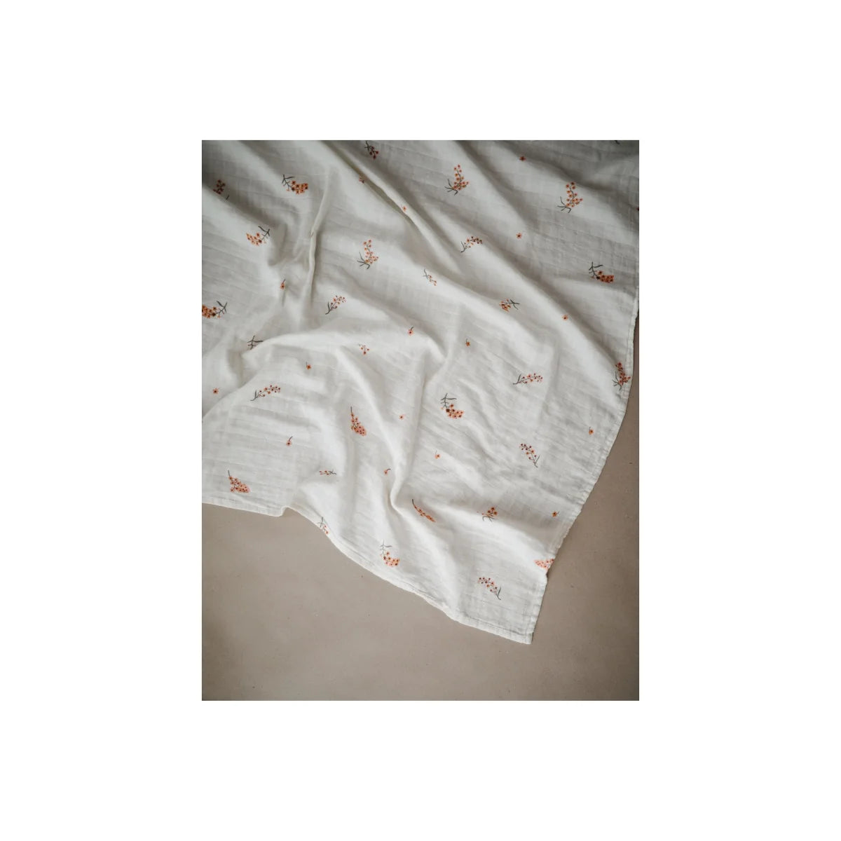 Weißer Stoff mit kleinem Blumenmuster im Produkt Mulltuch | Flower