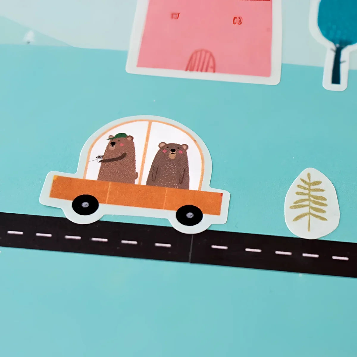 Cartoonbären fahren in einem orangefarbenen Auto auf der Straße für My City Stickers