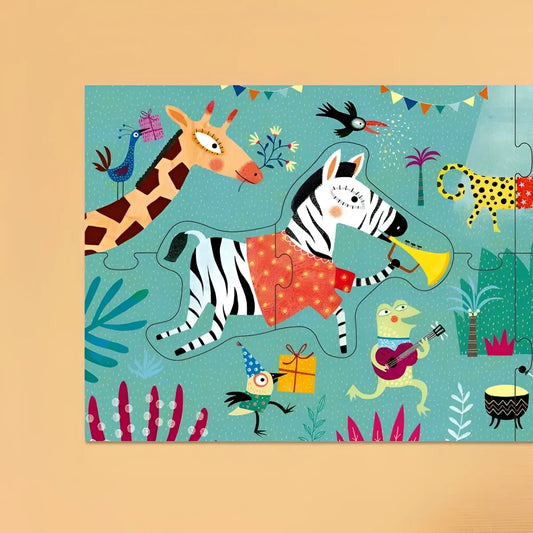 Bunter Zebra-Puzzle in Polka-Punkt-Kleid spielt Trompete im Dschungel