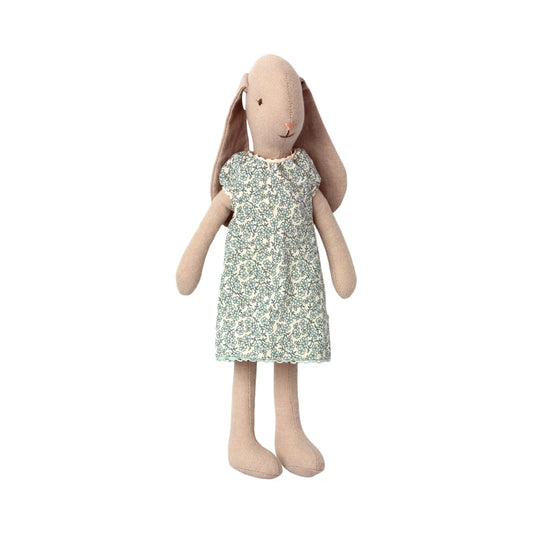 Weiches beige plüschkaninchen in nachthemd größe 2 mit grün weißem blumenkleid aus nachhaltige babykleidung schweiz
