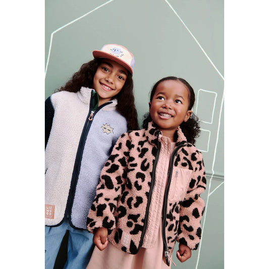 Rosa leopardfell fleecejacke nolan mit schwarzen punkten und passendem rosa innenfutter aus pale tuscany
