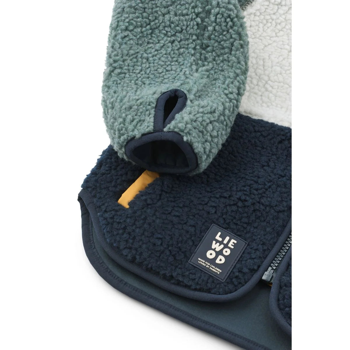 Dunkelblaue sherpa gefütterte nolan fleecejacke mit kontrastierendem teal fuzzy ärmel und schwarzem besatz