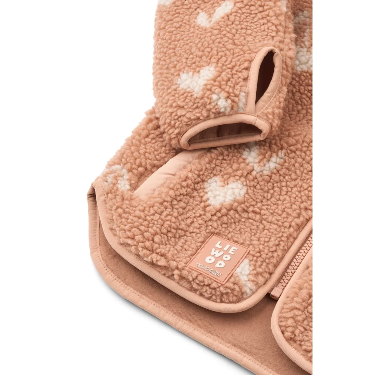Weiche rosa Fleece-Babytrage Nolan Fleecejacke Sweethearts Pale Tuscany mit Herz-Muster und Hasenohr-Griff