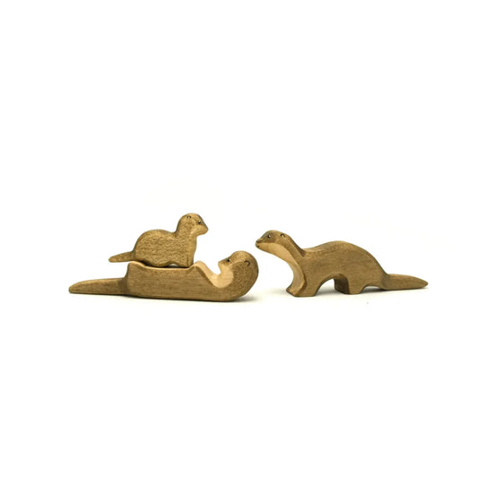 Holz Otter liegend Figuren in natürlichen Braun Tönen, handgeschnitzt charmant