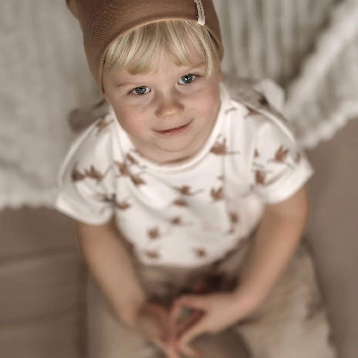 Lächelndes Kleinkind in gemustertem Hemd von Oversized Shirt | Goose