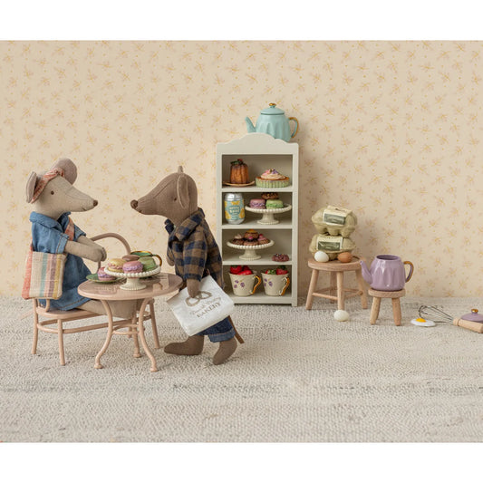 Ein charmantes mini tee set papa maus in hellbraun mit hellblauem keramik teekanne und tasse mit goldakzenten ideal als