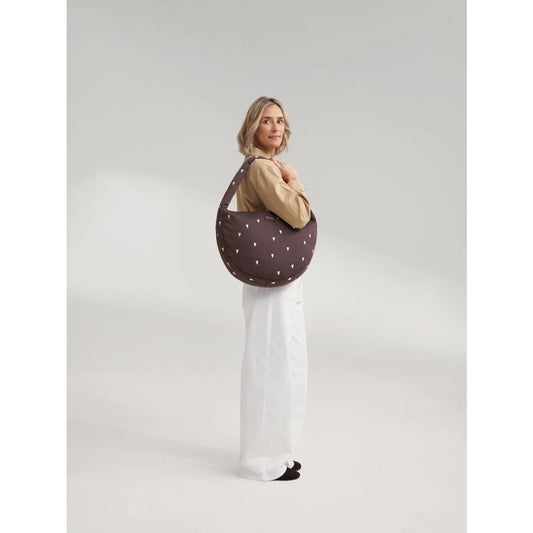 Braune puffy cross body bag mit weißen dreiecksmustern ideal für ökologische baby- & kinderprodukte geschenke