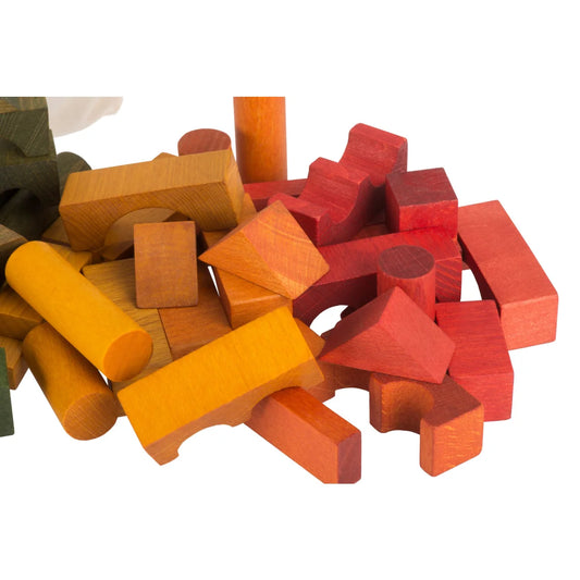 Ein sack mit 100 bunten holzbausteinen in rot orange gelb und naturholz für ökologische baby- und kinderprodukte