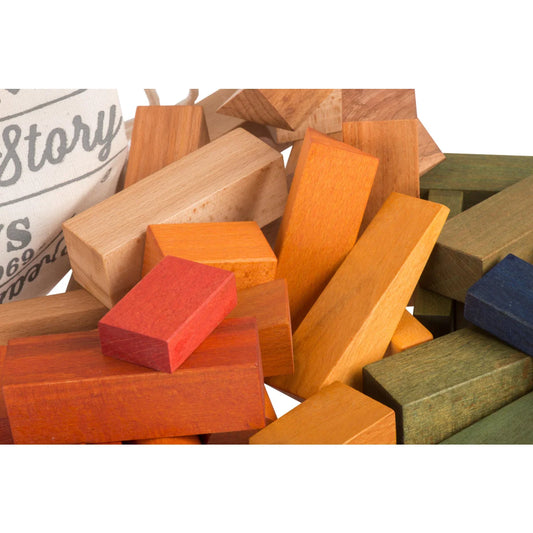Ein sack mit 30 bunten holzbausteinen in rot orange gelb grün und blau als ökologische baby- und kinderprodukte