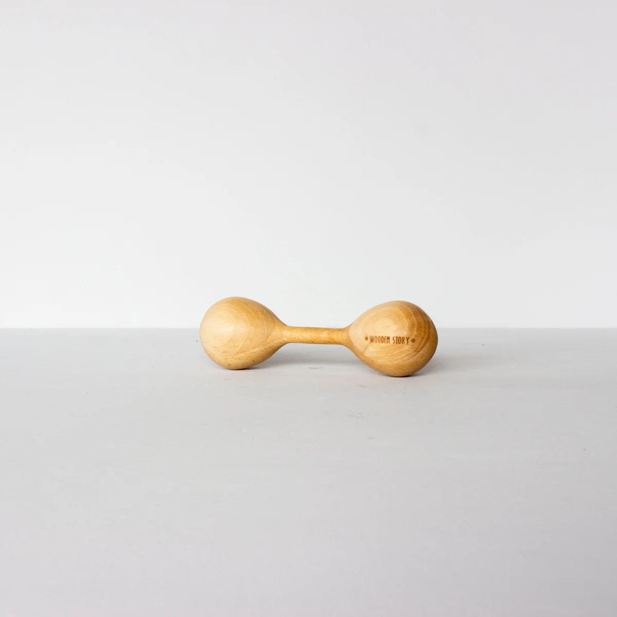 Lightfarbene rattel lark aus nachhaltigem holz mit glatten enden und griff für ökologische baby- & kinderprodukte