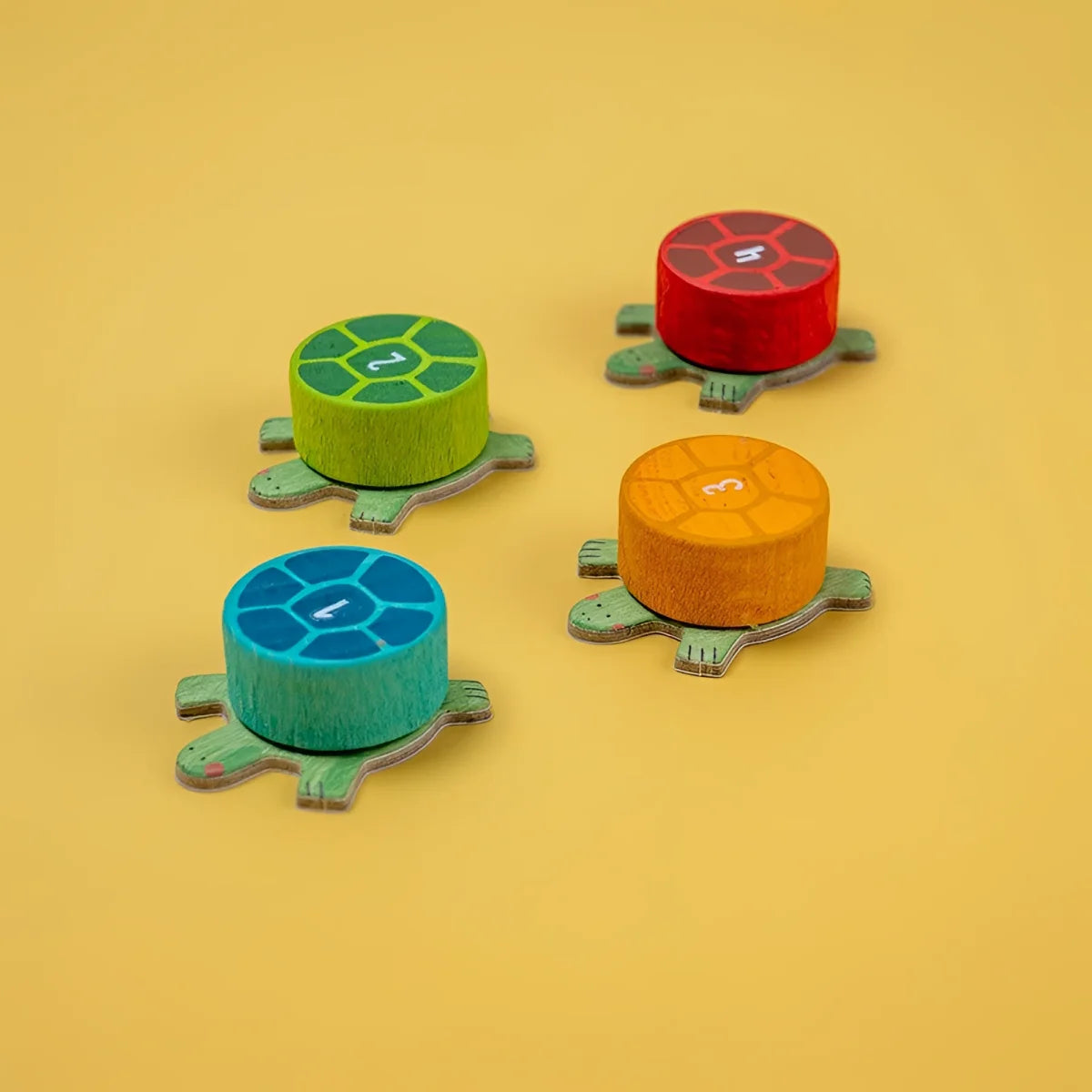 Bunte hölzerne Schildkröten-Spielsteine mit nummerierten Schalen in grün, rot, blau und orange für Ready Steady Go Game