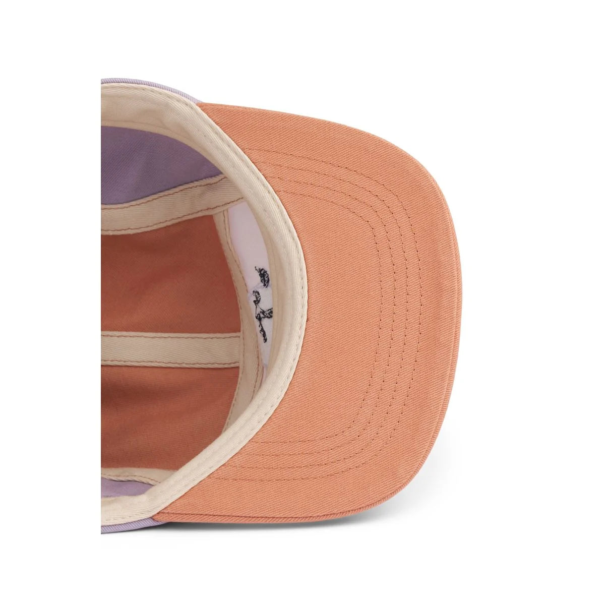 Ein pfirsichfarbener canvas-rory-cap mit gebogenem schirm und kontrastierendem creme-faden in cats multi mix design