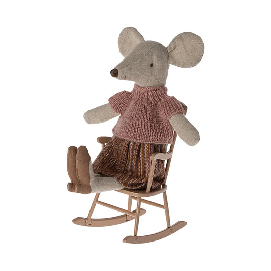 Gestopfte Maus mit pinkem Pullover in einem kleinen Holzschaukelstuhl