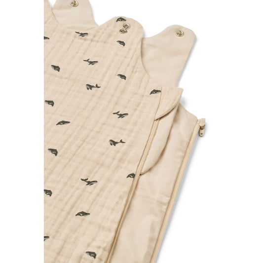 Beige Babyschlafsack mit Wal-Muster aus dem Produkt Schlafsack FloraBedruckter Mini whale Sandy