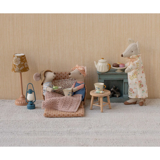 Schlafsofa Maus Punkte: Creme-Plüschmaus in Blumen-Nachthemd bei Minikamin