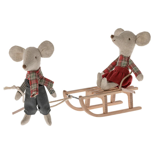 Zwei Stoffmaus-Spielzeuge, eines sitzt auf einem kleinen Holzschlitten