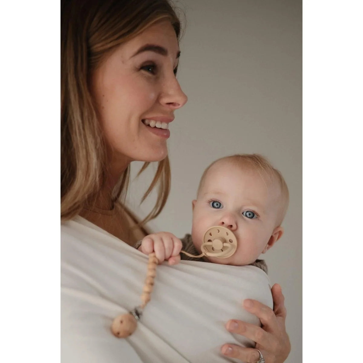 Mutter hält Baby mit Schnuller Moon Phase Latex im DUO Croissant Design