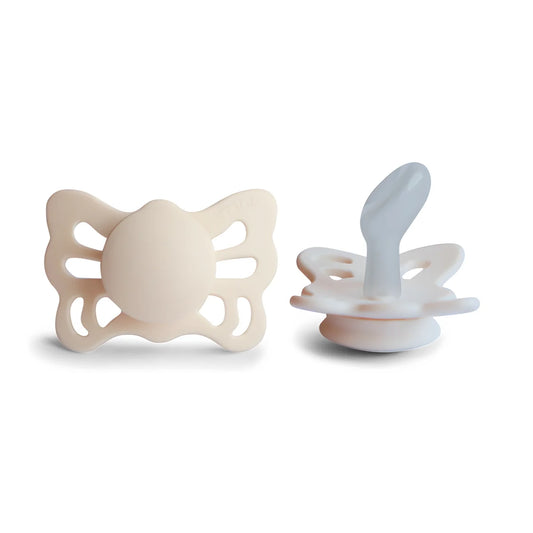 Zwei Baby-Schnuller mit Schmetterlingsschilden in Beige und Blau für die Schuller Kollektion