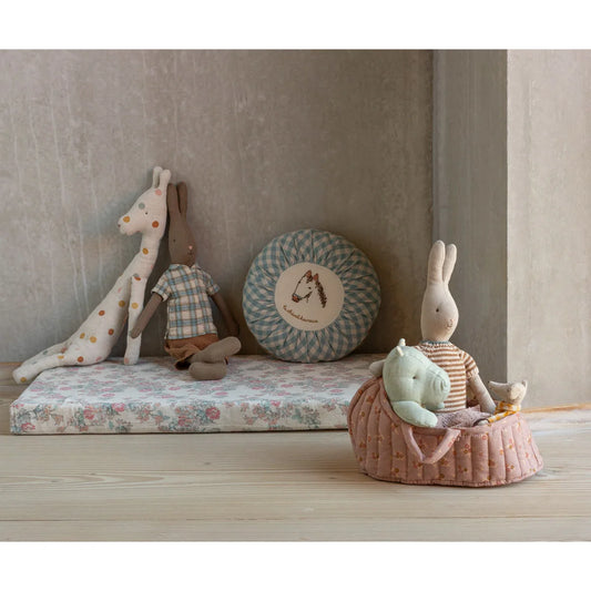 Pink gesteppter korb mit griffen passend zu nachhaltige babykleidung schweiz und ökologische baby- & kinderprodukte