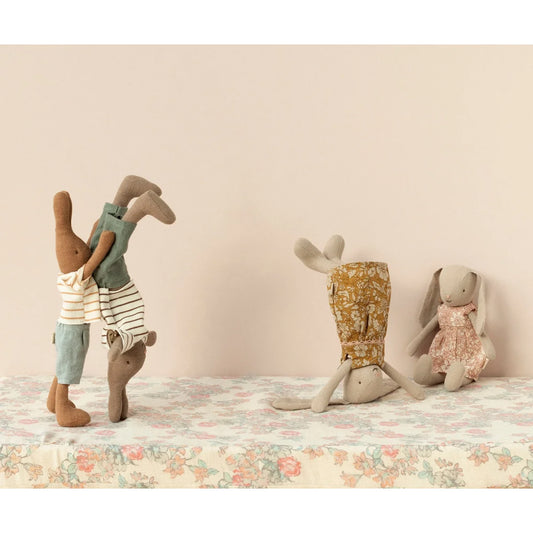 Weiches beige stoffhasenpüppchen in gelbem blumenkleid für nachhaltige babykleidung schweiz geschenke für neugeborene