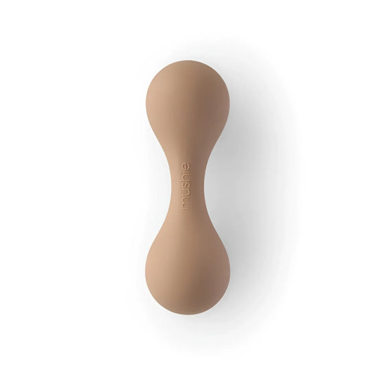 Beige Silikon Baby Rassel in Hantelform, ergonomisch und glatt