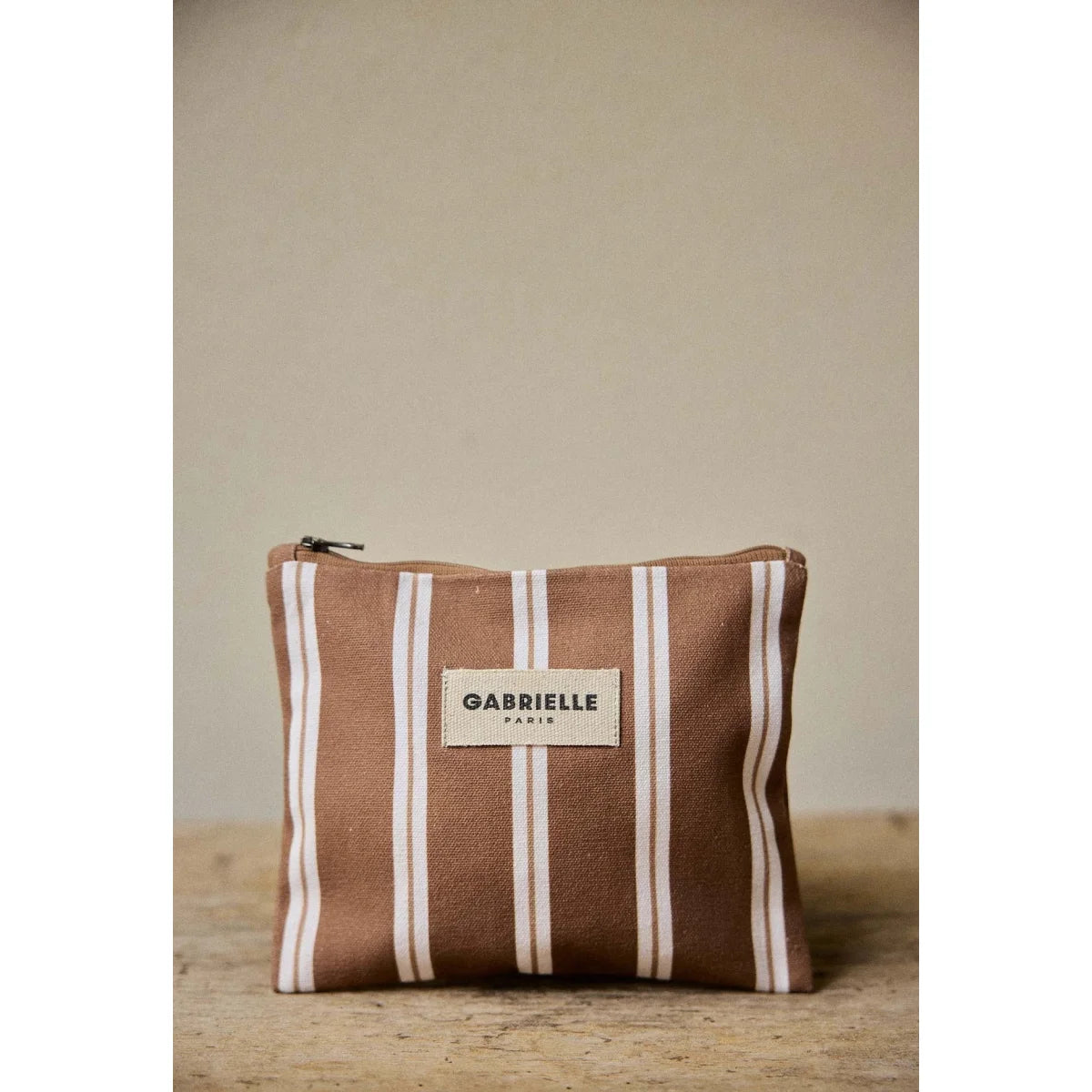 Small Pouch Noisette Stripes: kleine beige-braun-weiss gestreifte Canvas-Pouch mit Gabrielle Paris Label