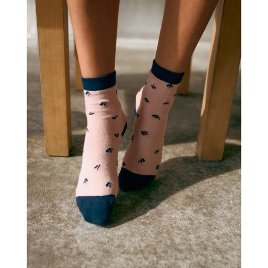 Rosa knöchelsocken mit navy blauem rand und spitze, kleinen schwarzen vogelmustern aus der socks 5-pack silas mood mix serie