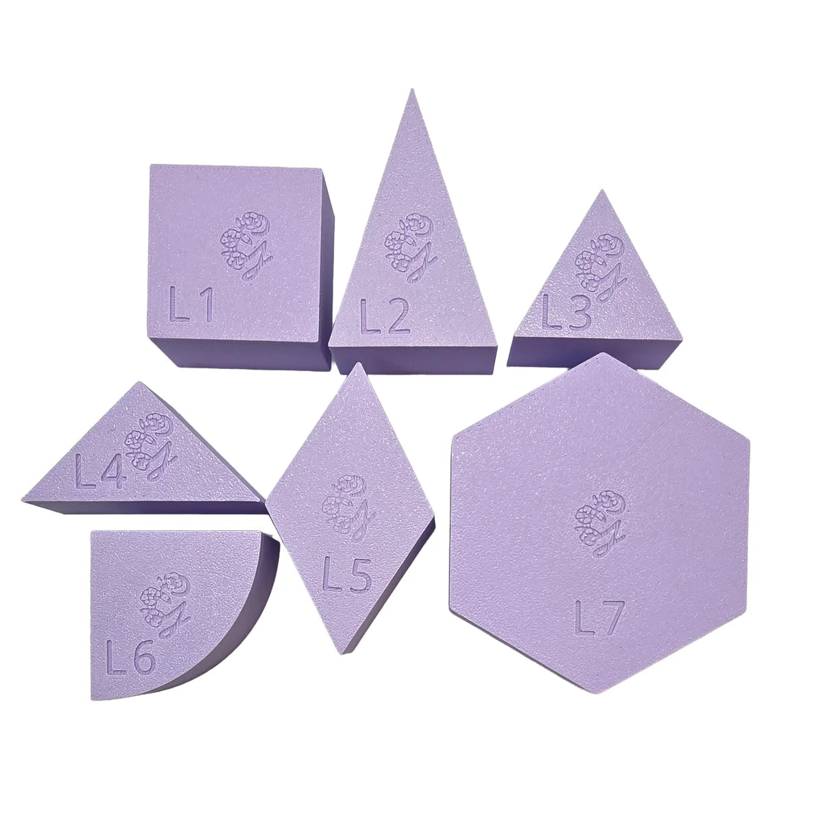 Set aus sieben lavendelfarbenen schneidewerkzeugen aus schaumstoff spielschälchen mandigo diverse formen lila