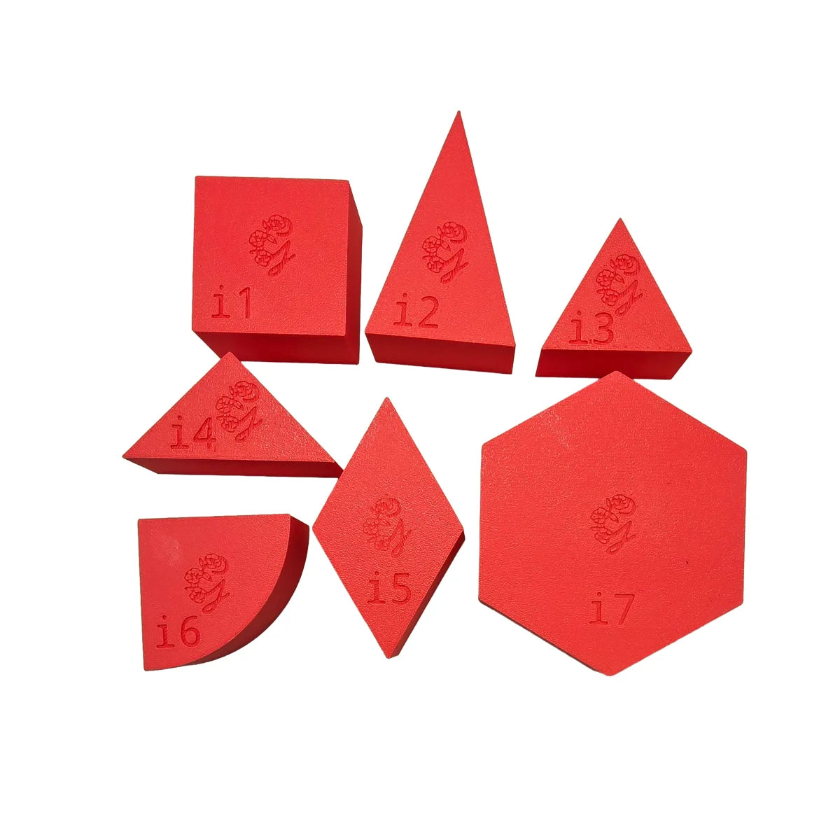 Set aus sieben roten schaumstoff geoshapes mit nummerierung und floraler prägung spielschälchen mandigo ideal für ökologische