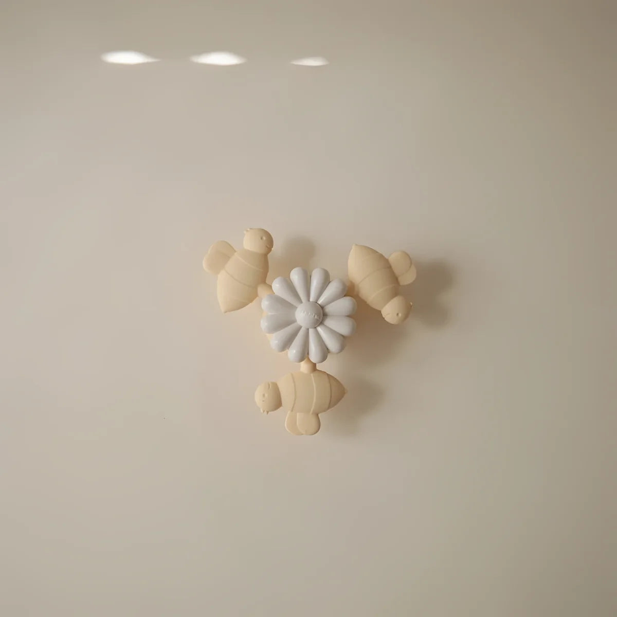 Set aus drei pastellfarbenen keramikknöpfen mit bienen- und blumendesign für spielzeug saugnapf-spinner bee