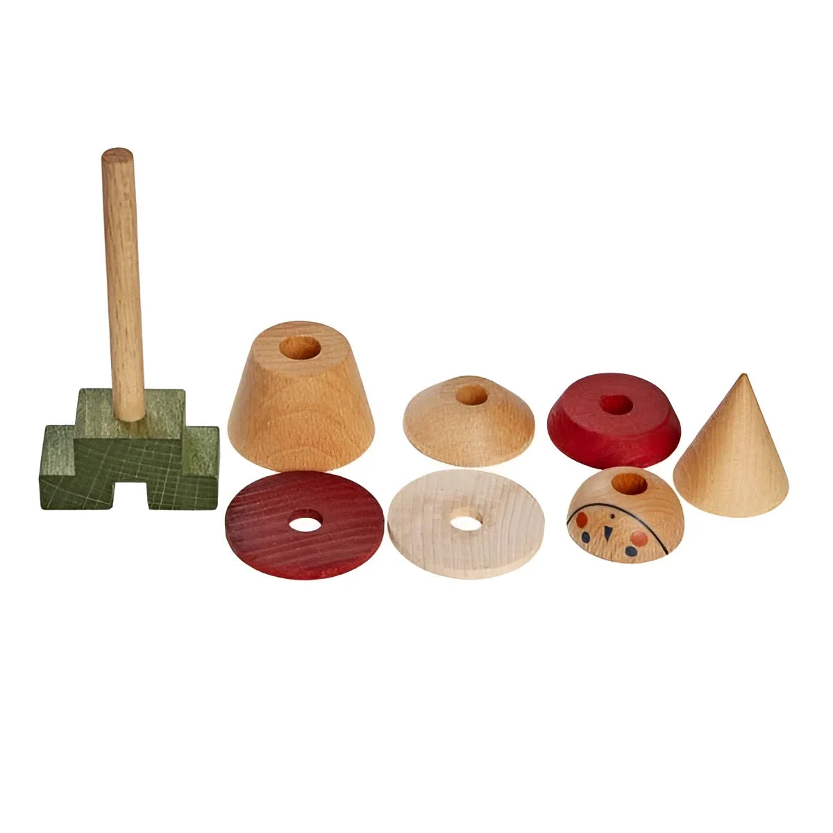 Stacking toy stick fig no 04 mit geometrischen holzformen in natur und rot auf grünem sockel als ökologische