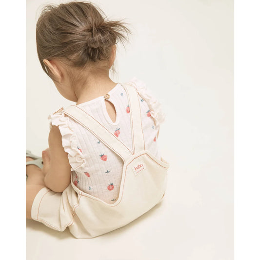 Nachhaltige Babykleidung Schweiz: Erdbeer-Overalls in Creme, Rüschen-Träger