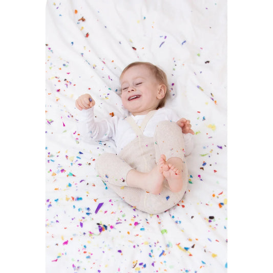 Lächelndes Baby auf weißem Stoff mit buntem Konfetti, Strumpfhose mit Träger Cream Blend